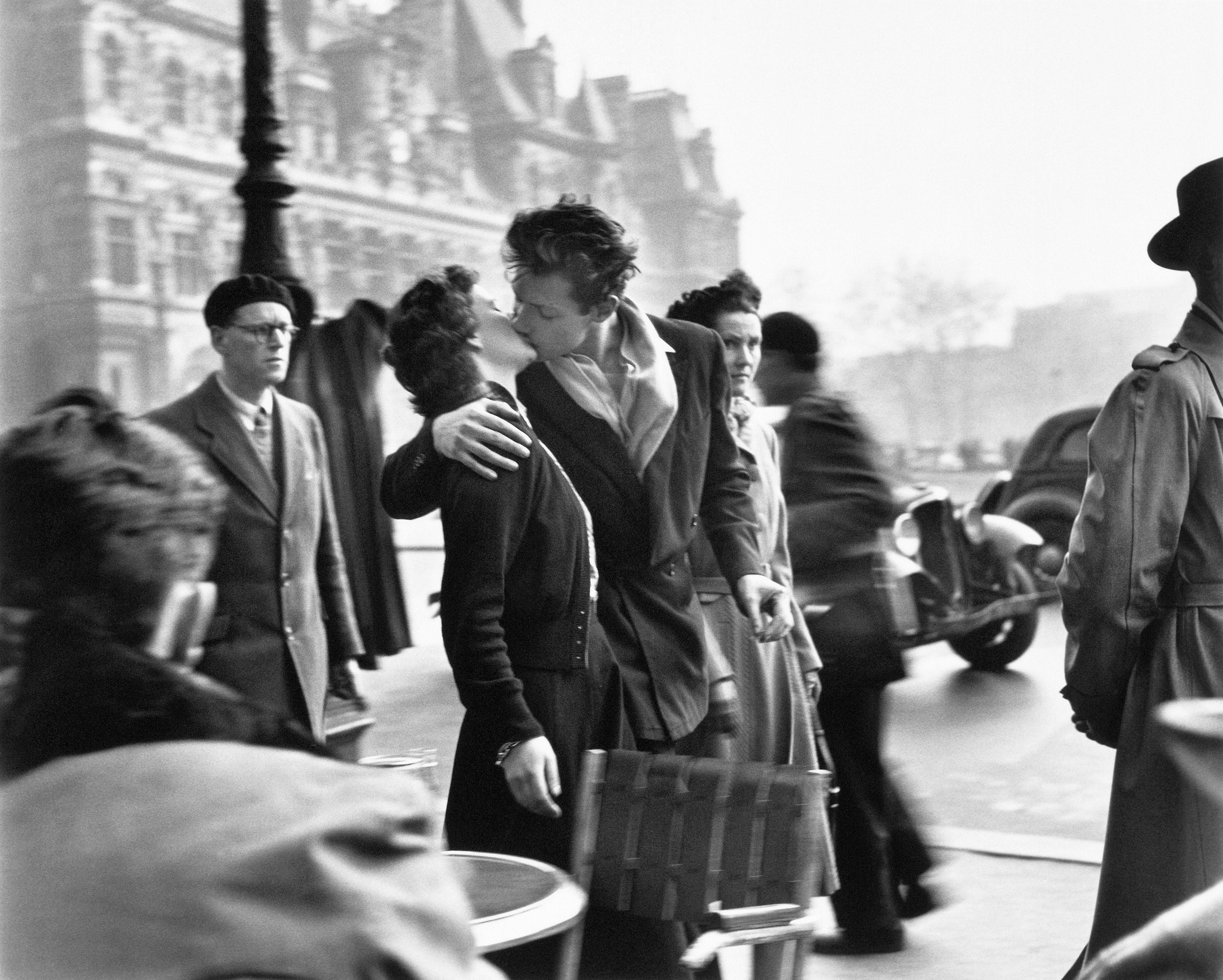 1_Robert Doisneau_Le baiser de l’Hôtel de Ville, Paris 1950
