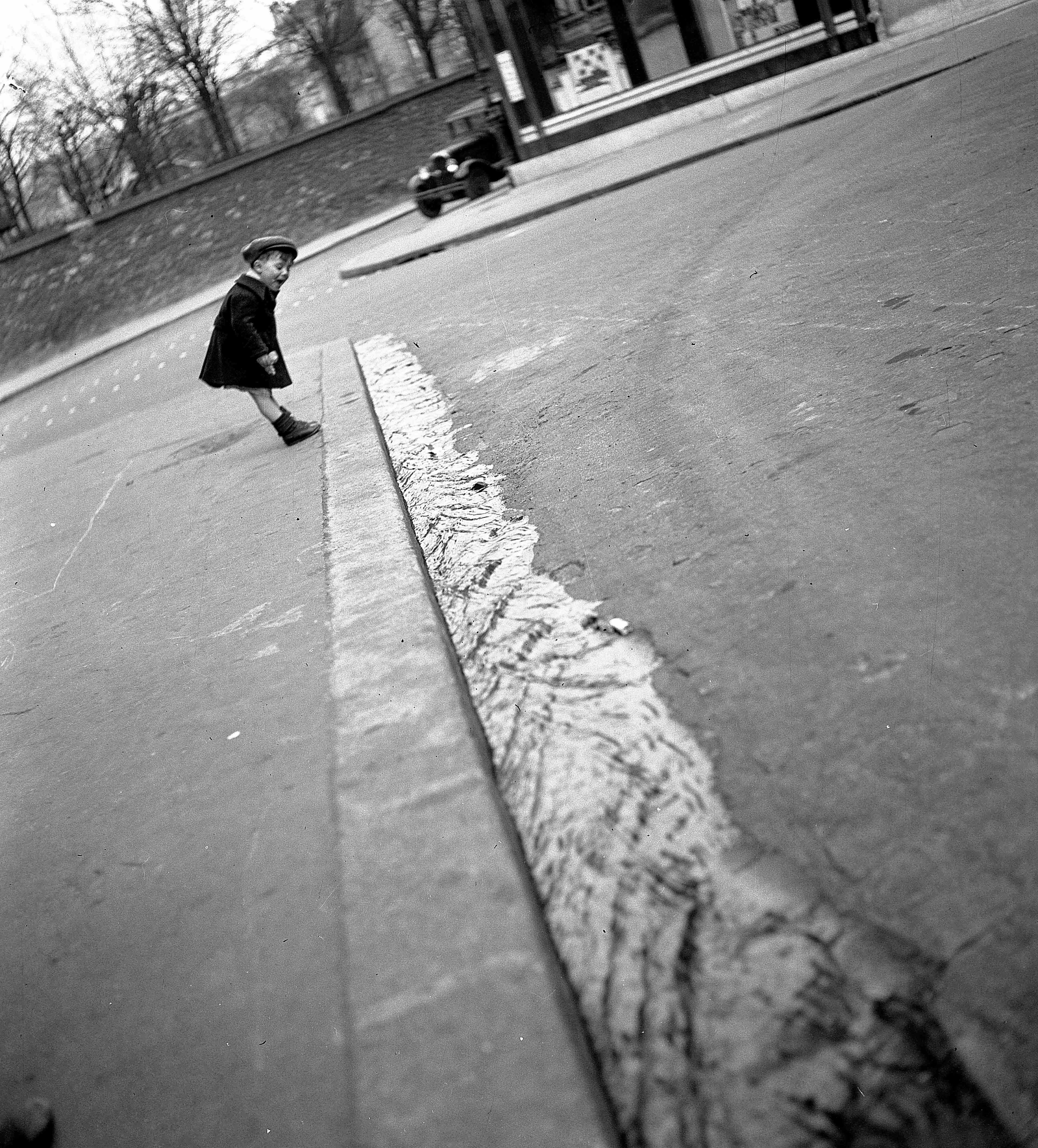 4_Robert Doisneau_Caniveau en crue, Paris 1934